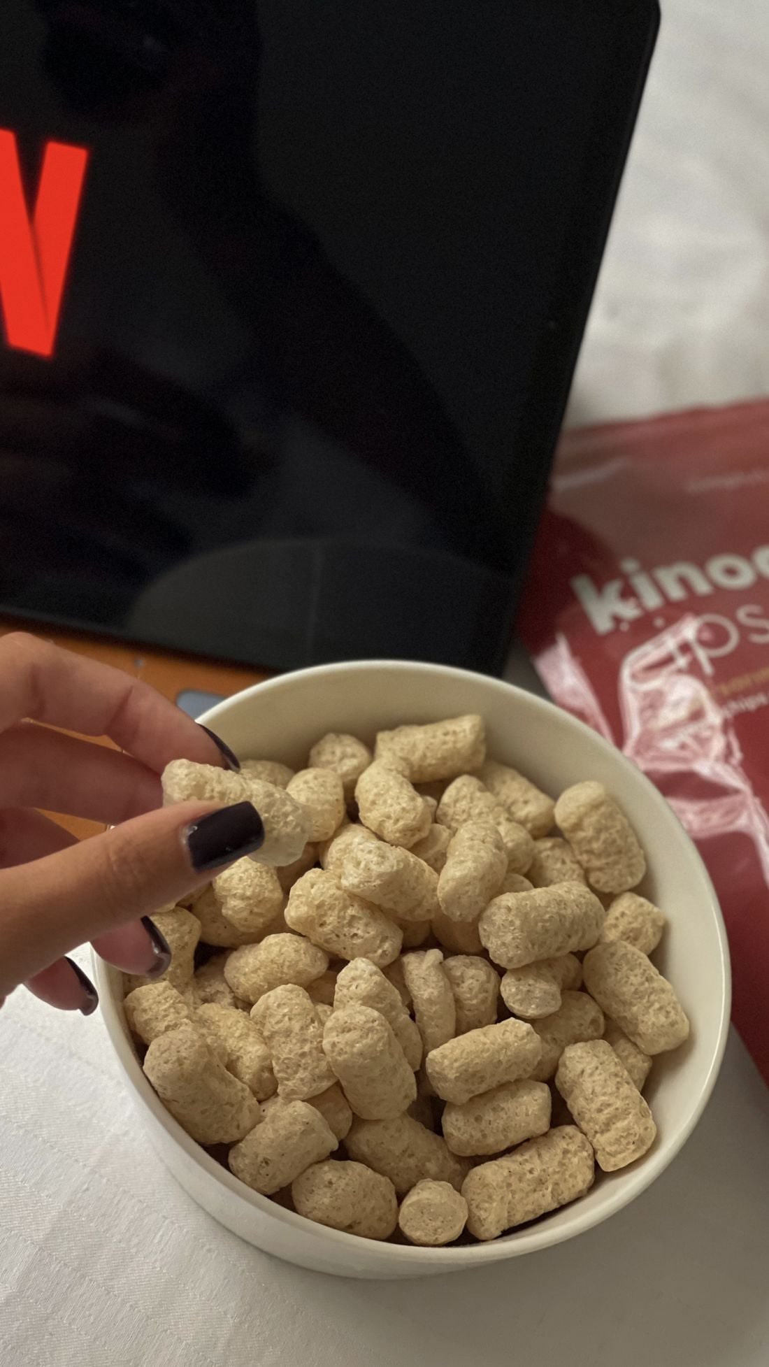 Dizi gecesi kase içinde Kinoa Cips
