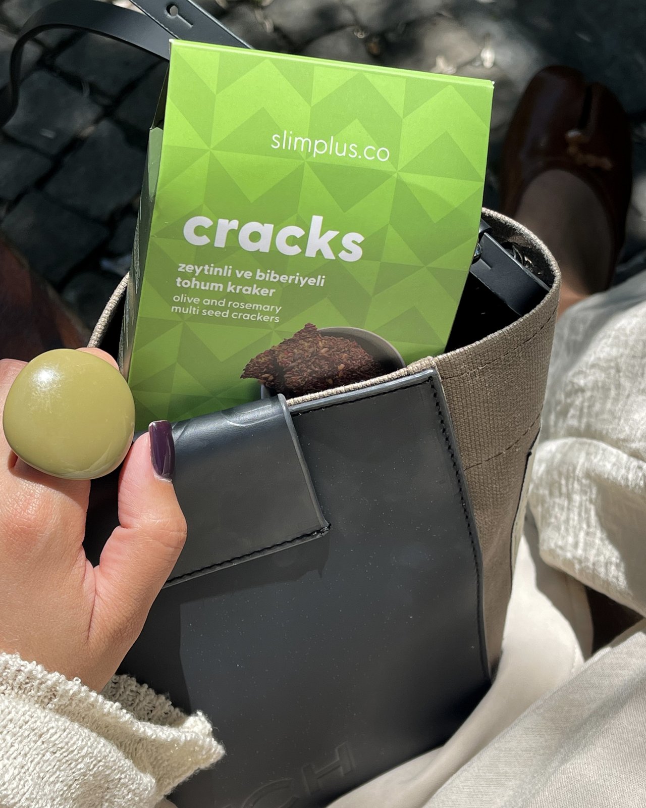 Cracks çantada bir mola anı